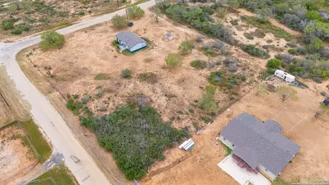 138 County Road 2665, Devine, TX 78016 photo 16
