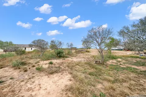 138 County Road 2665, Devine, TX 78016 photo 9