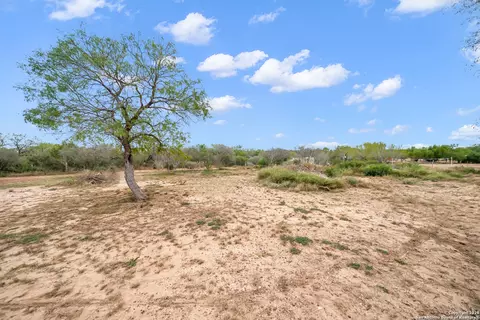 138 County Road 2665, Devine, TX 78016 photo 7