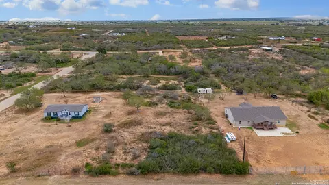 138 County Road 2665, Devine, TX 78016 photo 15