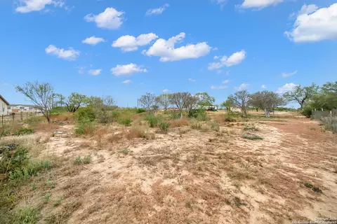 138 County Road 2665, Devine, TX 78016 photo 10