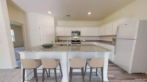 132 Dionicio Loop, Seguin, TX 78155 photo 2