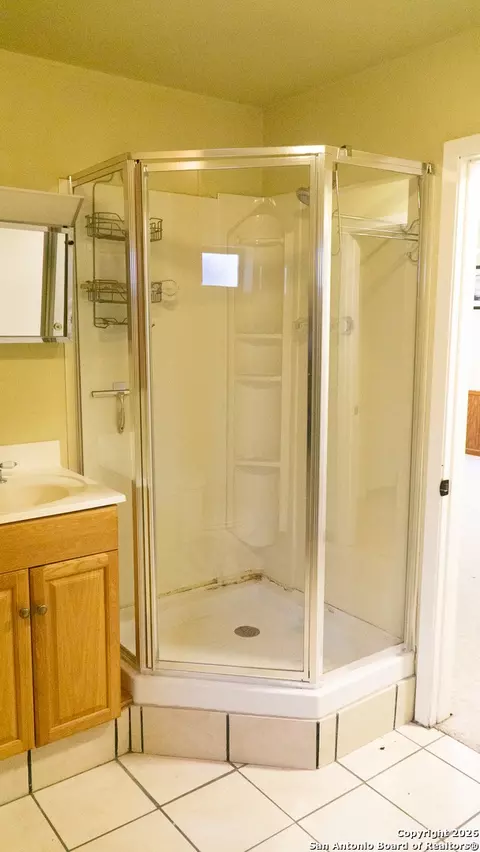 Bath - 730 N Main, Utopia, TX 78884 photo 3 of 4