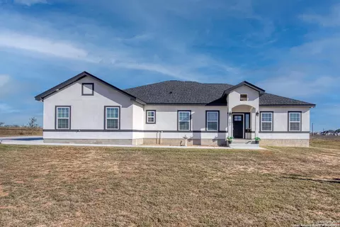 105 Hidden Cv, Floresville, TX 78114