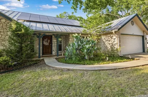 101 Country Ln, Castroville, TX 78009