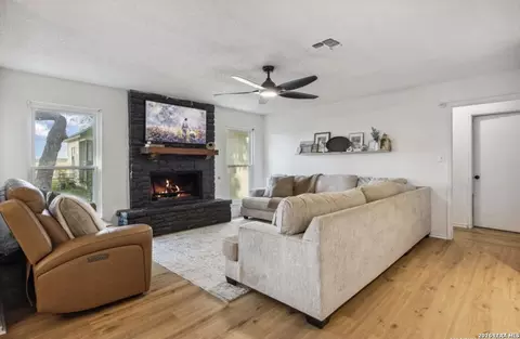 101 Country Ln, Castroville, TX 78009