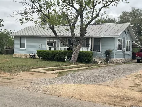 110 Renfro, Devine, TX 78016