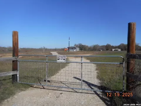 368 Old Colony Rd, Seguin, TX 78155