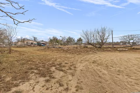 231 E 4th, Elmendorf, TX 78112