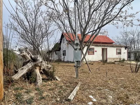 712 Devine, Devine, TX 78016 photo 2