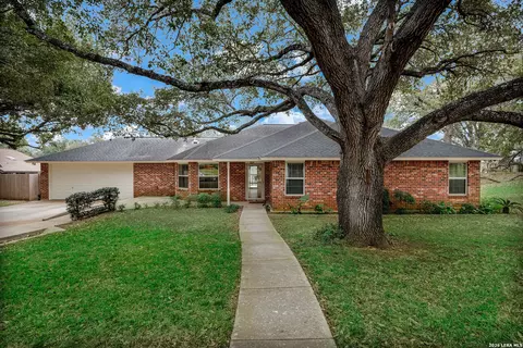 604 Elm St, Floresville, TX 78114