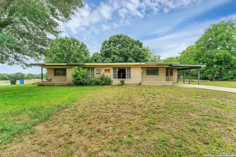 955 University, Seguin, TX 78155