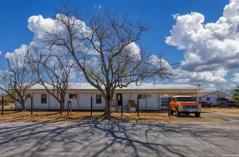 303 19th, Carrizo Springs, TX 78834
