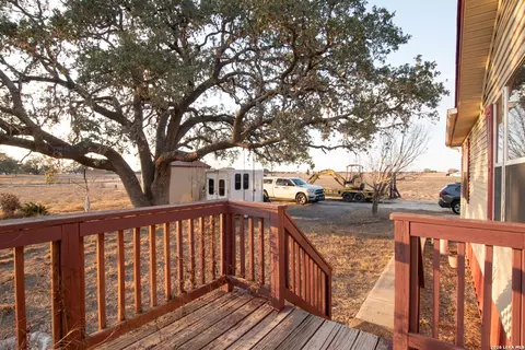 375 Cr 6723, Natalia, TX 78059