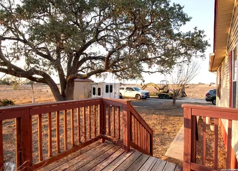 375 Cr 6723, Natalia, TX 78059