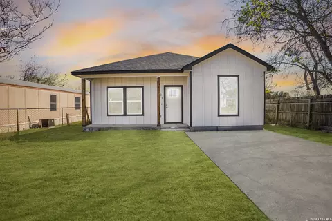 804 Peach, Jourdanton, TX 78026