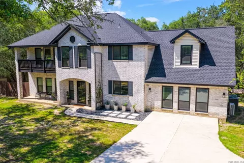 322 Dublin, Floresville, TX 78114
