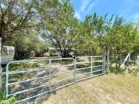 973 River Bnd, Bandera, TX 78003