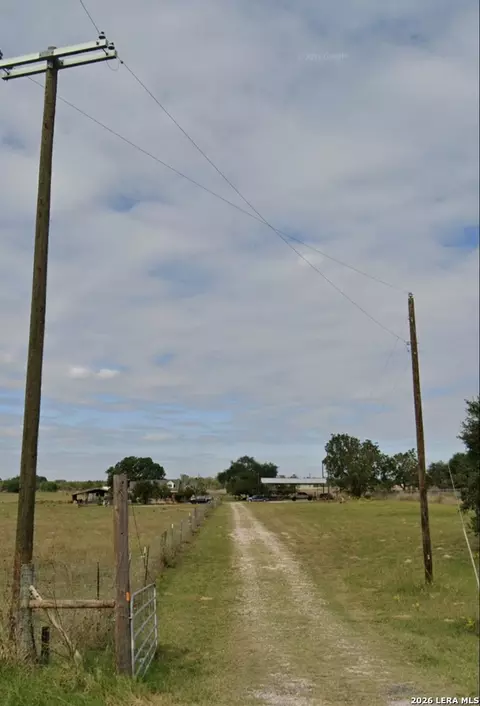5615 Fm 462, Moore, TX 78057