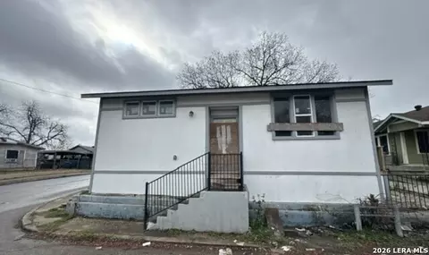 2402 W Martin St, San Antonio, TX 78207
