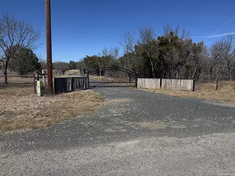 523 Kahn Dr, Rio Frio, TX 78879