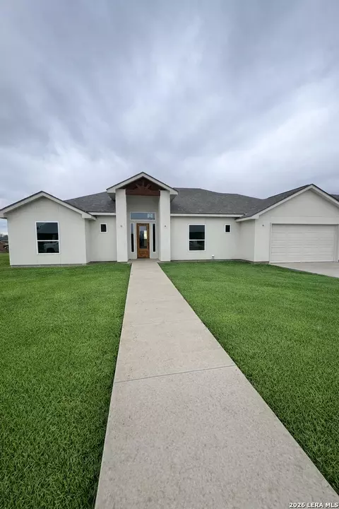 613 34th St, Hondo, TX 78861