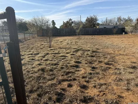 404 E Hugo, Dilley, TX 78017 photo 3