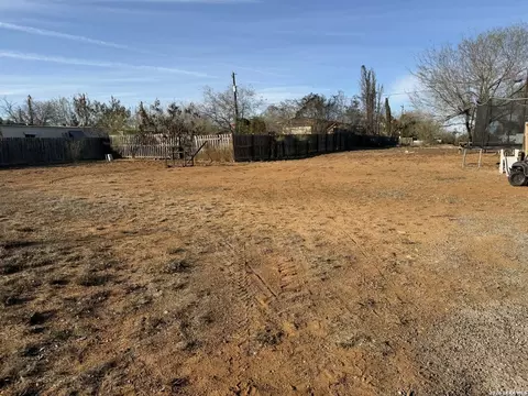 404 E Hugo, Dilley, TX 78017 photo 2