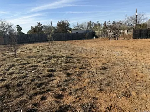404 E Hugo, Dilley, TX 78017 photo 4