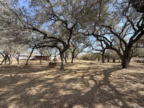 1140 County Road 765, Moore, TX 78057