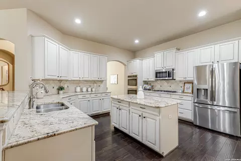 112 Hagen Dr, Boerne, TX 78006