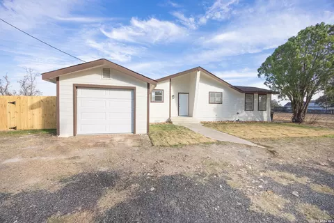 523 Rossville # A, Devine, TX 78016