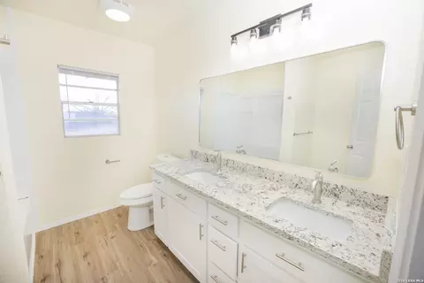 Bath - 523 Rossville # A, Devine, TX 78016 photo 3 of 3