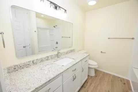 Bath - 523 Rossville # A, Devine, TX 78016 photo 2 of 3
