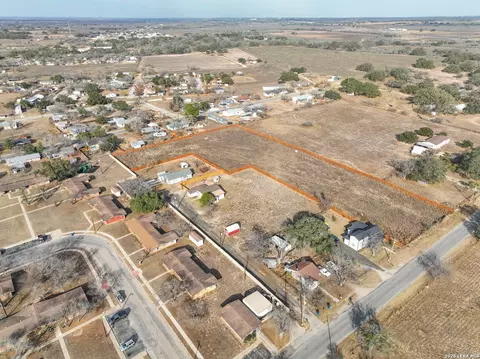 View/Area - 523 Rossville # A, Devine, TX 78016 photo 5 of 12