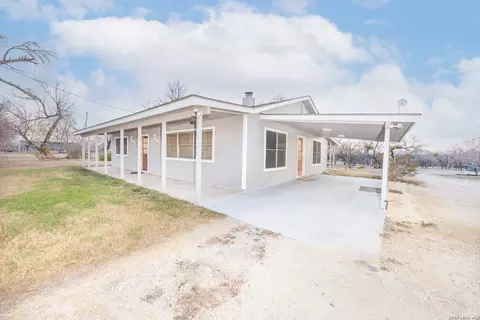 390 W County Road 5719, Devine, TX 78016