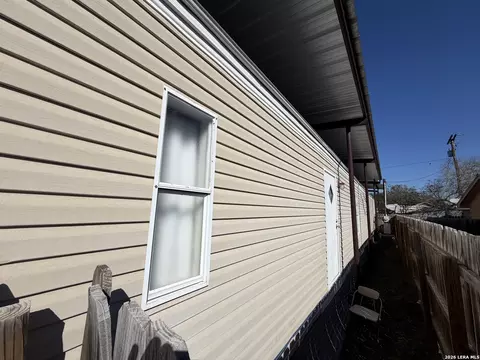 409 E Tullos, Three Rivers, TX 78071 photo 3