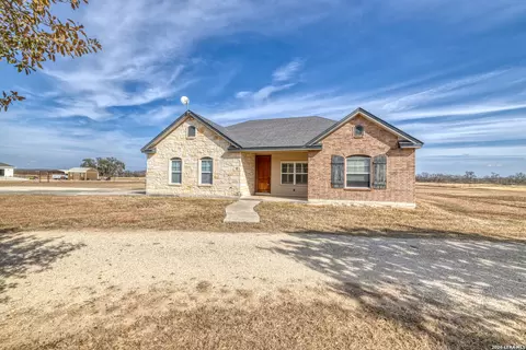 8 Valley Vw, Uvalde, TX 78801