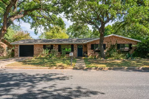 204 Forest Trail Dr, Fredericksburg, TX 78624