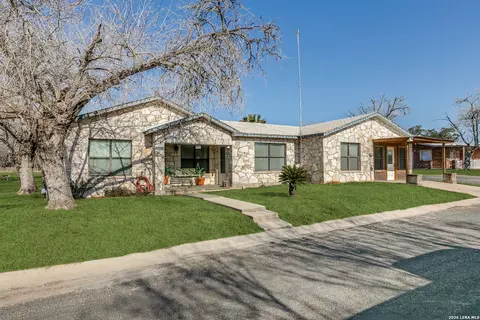 501 Green St, Poth, TX 78147