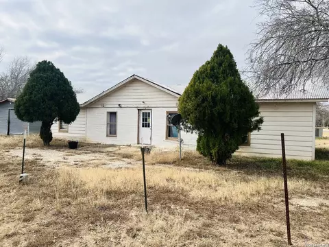 817 El Paso, Sabinal, TX 78881