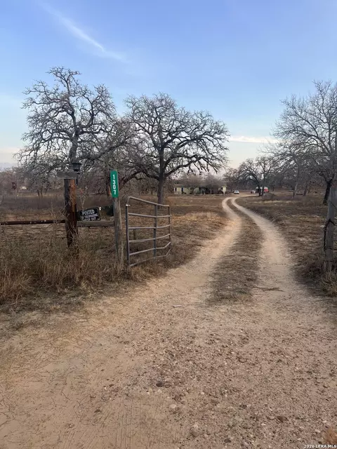 475 Roemer, Floresville, TX 78114