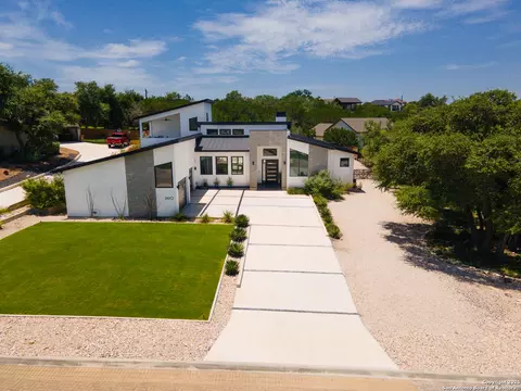 690 Kings Pt, Canyon Lake, TX 78133