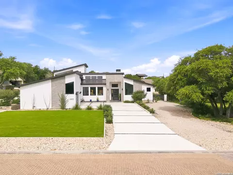 690 Kings Pt, Canyon Lake, TX 78133