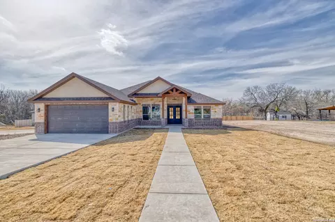 239 Country Club Ln, Uvalde, TX 78801