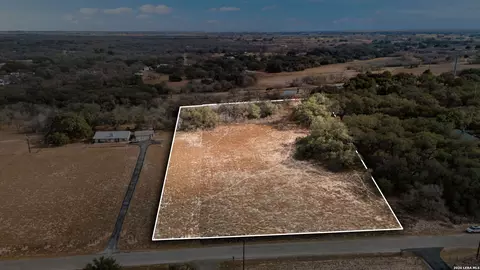 246 Shamrock Dr, Floresville, TX 78114