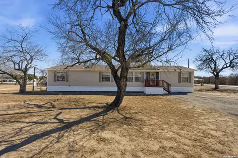 708 Mesquite, Jourdanton, TX 78026