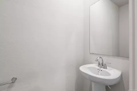 Bath - 5631 Franklin Hls, Von Ormy, TX 78073 photo 5 of 5