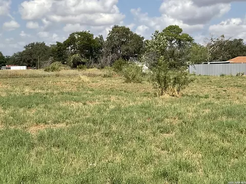 000 Libold, Devine, TX 78016