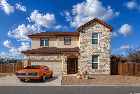 106 Sutton Pl, Uvalde, TX 78801